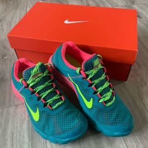 Nike Zoom Wildhorse Trail Running Shoes
Nein Pink, Neon Green, Blue
